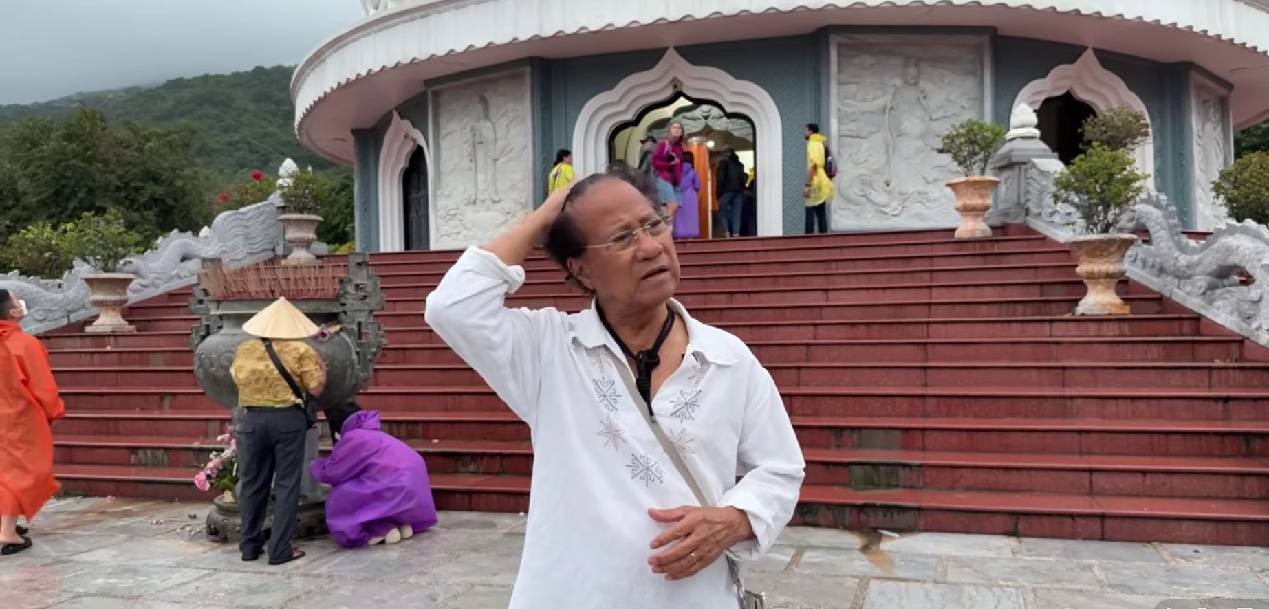 Chế Linh U90 tới ngôi chùa lớn nhất Đà Nẵng, cầu một điều- Ảnh 2.