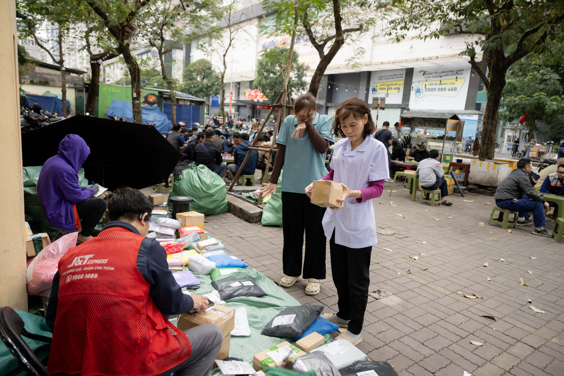 Chuyện gì xảy ra trong ngày làm việc cuối cùng của các shipper ở Hà Nội?- Ảnh 4.