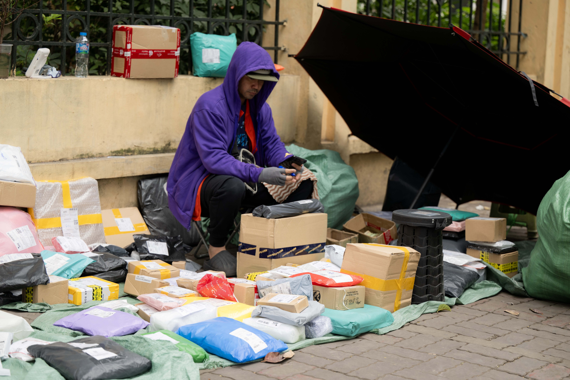 Chuyện gì xảy ra trong ngày làm việc cuối cùng của các shipper ở Hà Nội?- Ảnh 3.