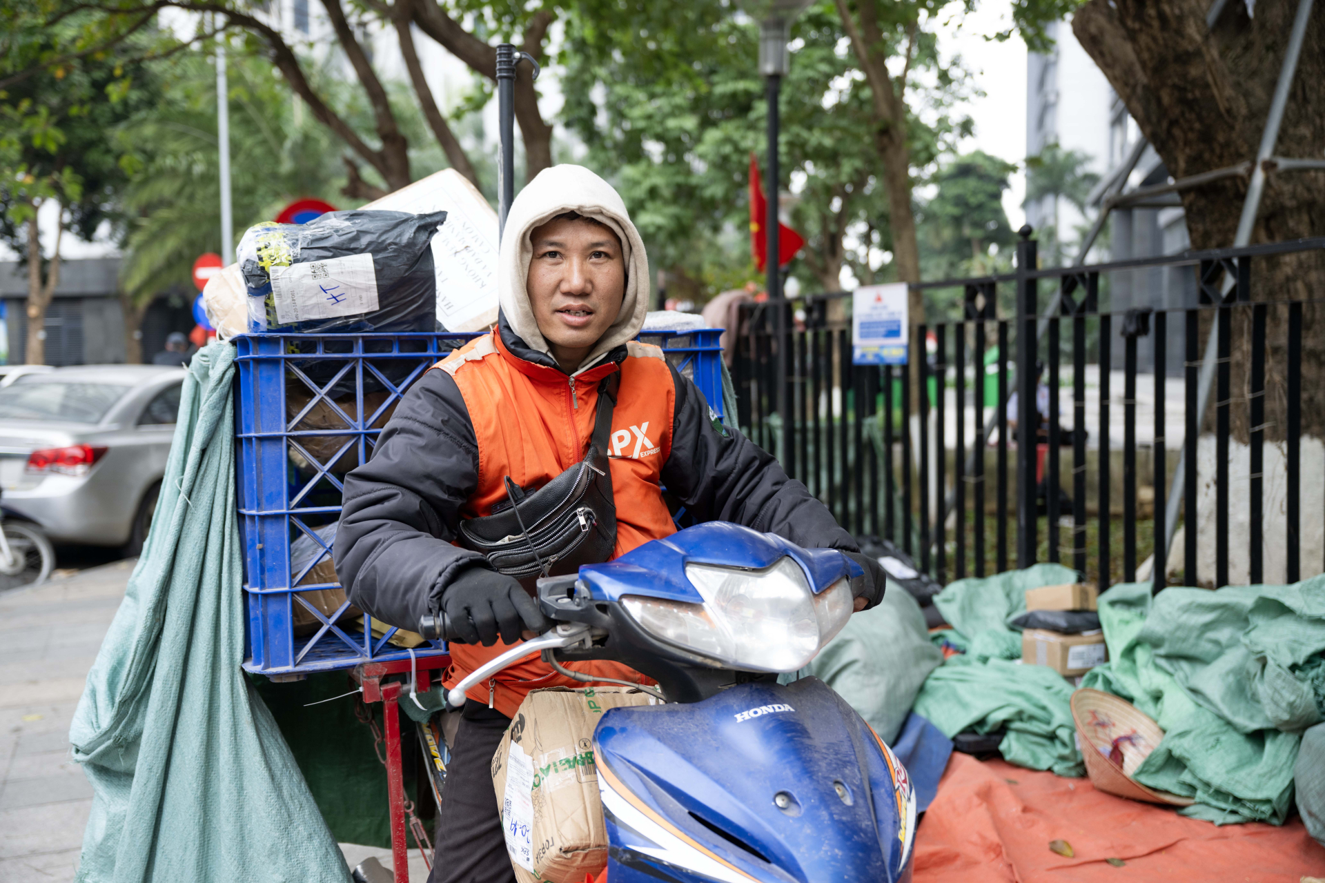 Chuyện gì xảy ra trong ngày làm việc cuối cùng của các shipper ở Hà Nội?- Ảnh 5.