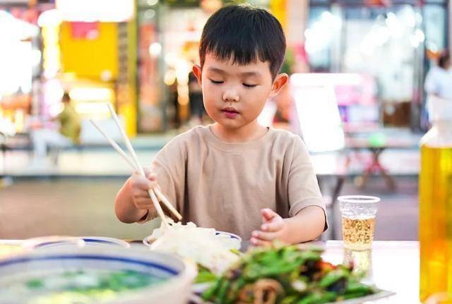 Trẻ sau này có thành đạt hay không, nhìn cách ăn uống cũng có thể đoán ra: Tuyệt đối đừng xem nhẹ!- Ảnh 2.