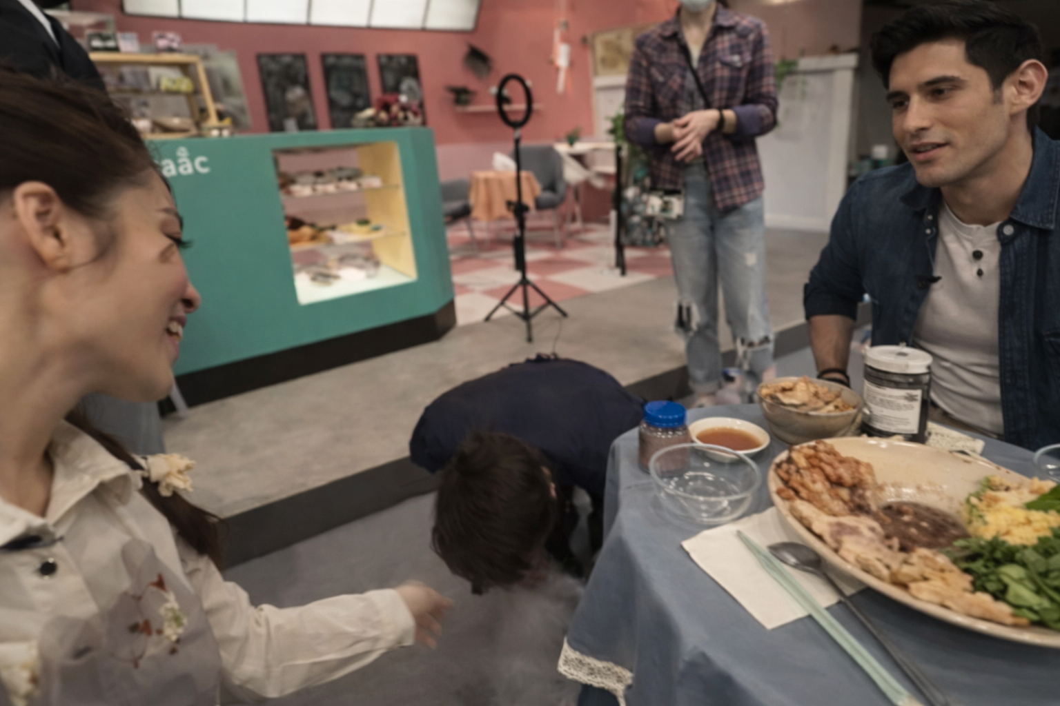 Hai anh Tây muốn thử món bún đậu mắm tôm "quốc hồn quốc túy" của người Việt, chịu đói nửa ngày vẫn chưa gọi xong- Ảnh 2. Hai anh Tây muốn thử món bún đậu mắm tôm "quốc hồn quốc túy" của người Việt, chịu đói nửa ngày vẫn chưa gọi xong- Ảnh 2.