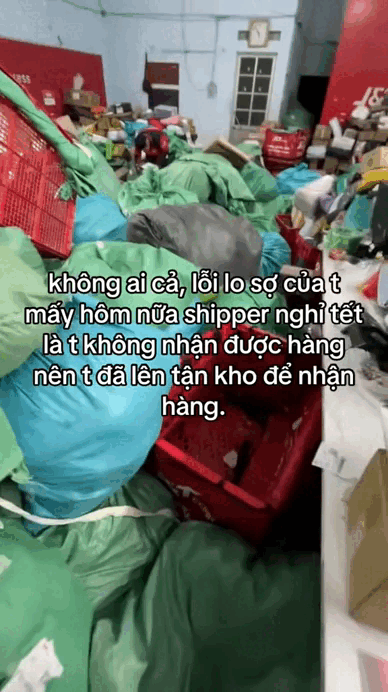Chờ mòn cổ không thấy shipper, dân tình kéo nhau ra tận kho hàng "giải cứu" đồ Tết- Ảnh 1.