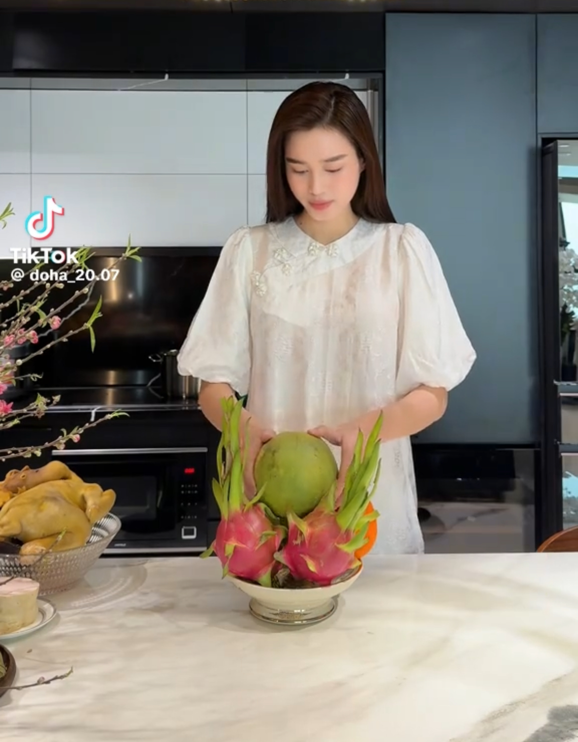 Bị mỉa mai mua thức ăn sẵn để quay vlog"làm màu", Đỗ Thị Hà nói gì? - Ảnh 1.