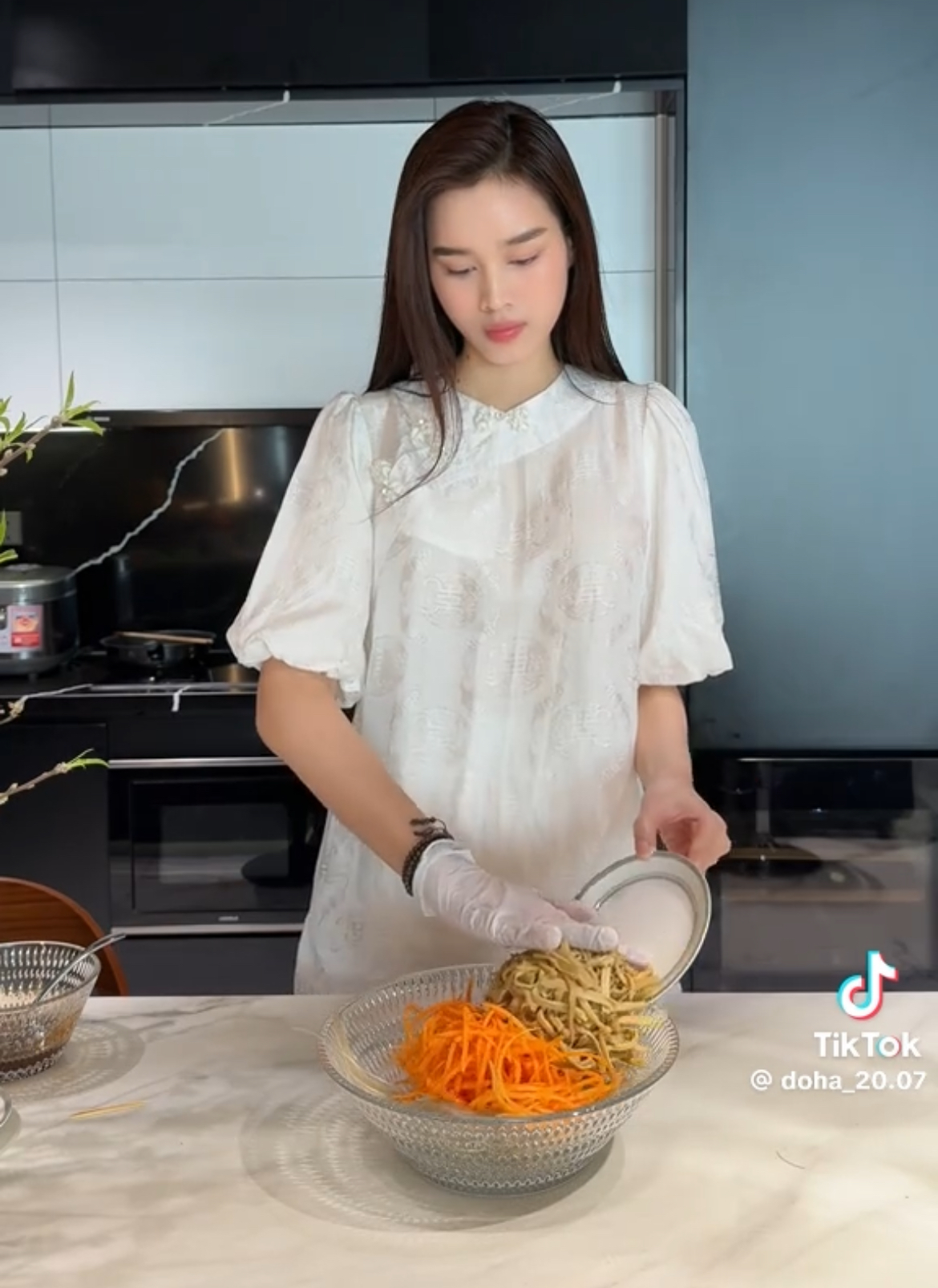 Bị mỉa mai mua thức ăn sẵn để quay vlog"làm màu", Đỗ Thị Hà nói gì? - Ảnh 6.