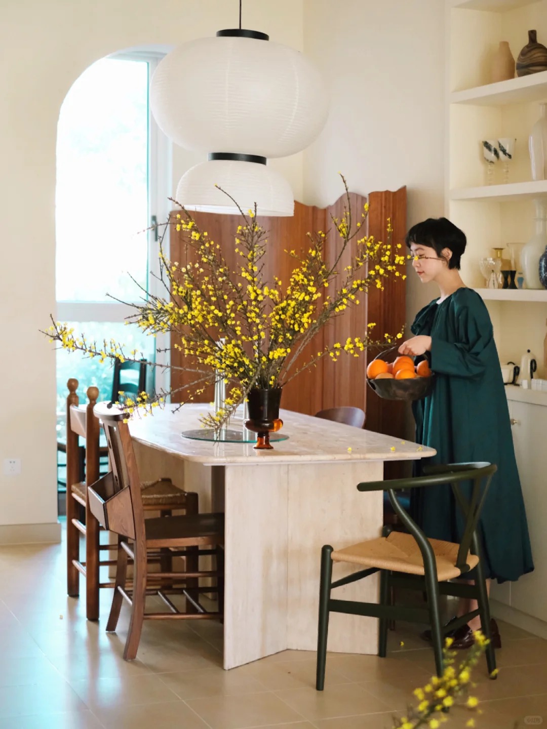 Mùa xuân nằm trọn trong một bình Nghênh Xuân: Sắc vàng rực rỡ, cành rủ mềm mại như suối tóc, chưng Tết vừa sang vừa hút lộc- Ảnh 6.