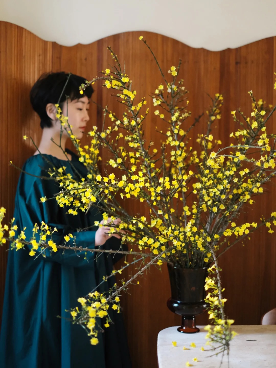 Mùa xuân nằm trọn trong một bình Nghênh Xuân: Sắc vàng rực rỡ, cành rủ mềm mại như suối tóc, chưng Tết vừa sang vừa hút lộc- Ảnh 8.