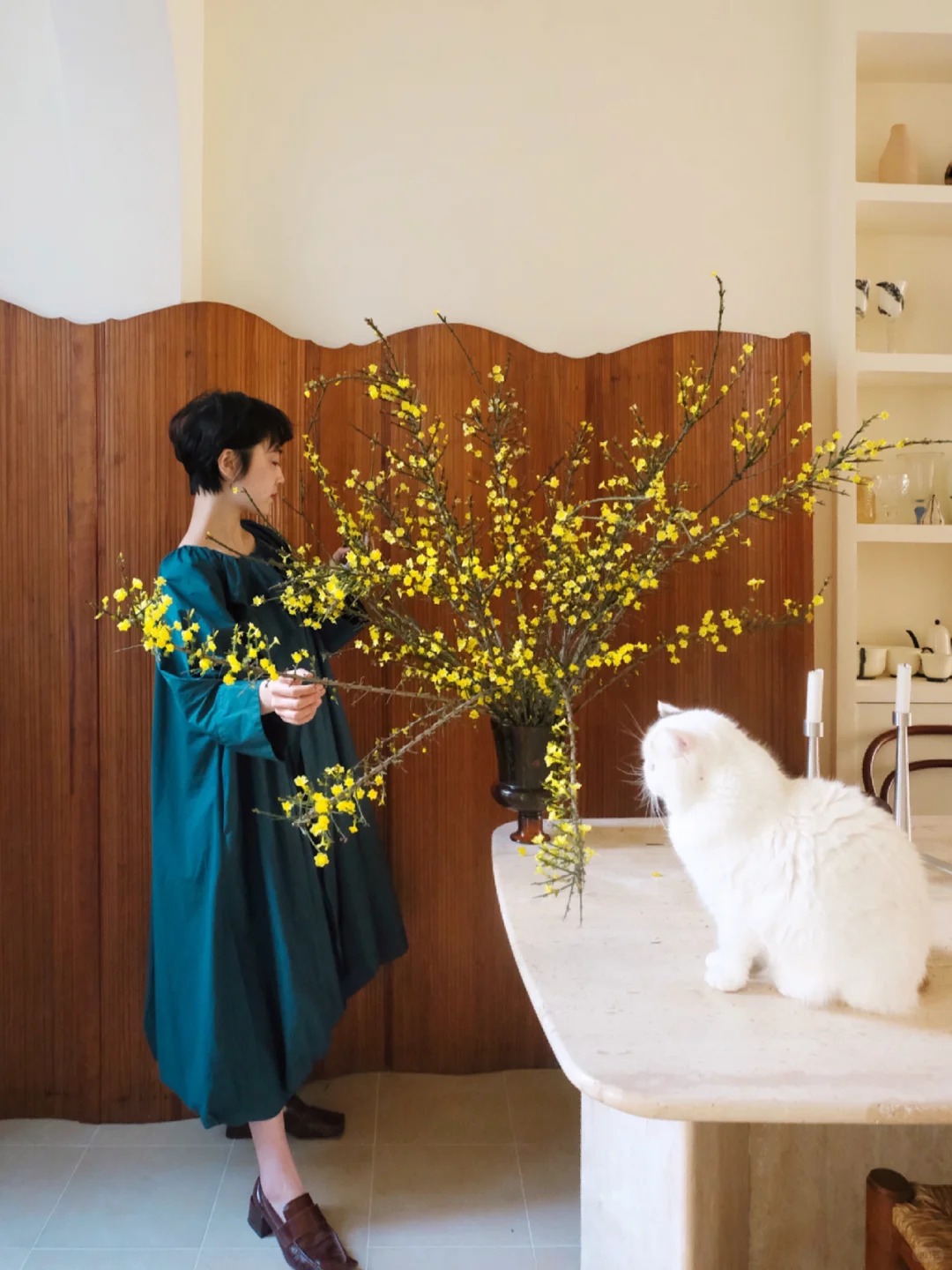 Mùa xuân nằm trọn trong một bình Nghênh Xuân: Sắc vàng rực rỡ, cành rủ mềm mại như suối tóc, chưng Tết vừa sang vừa hút lộc- Ảnh 2.