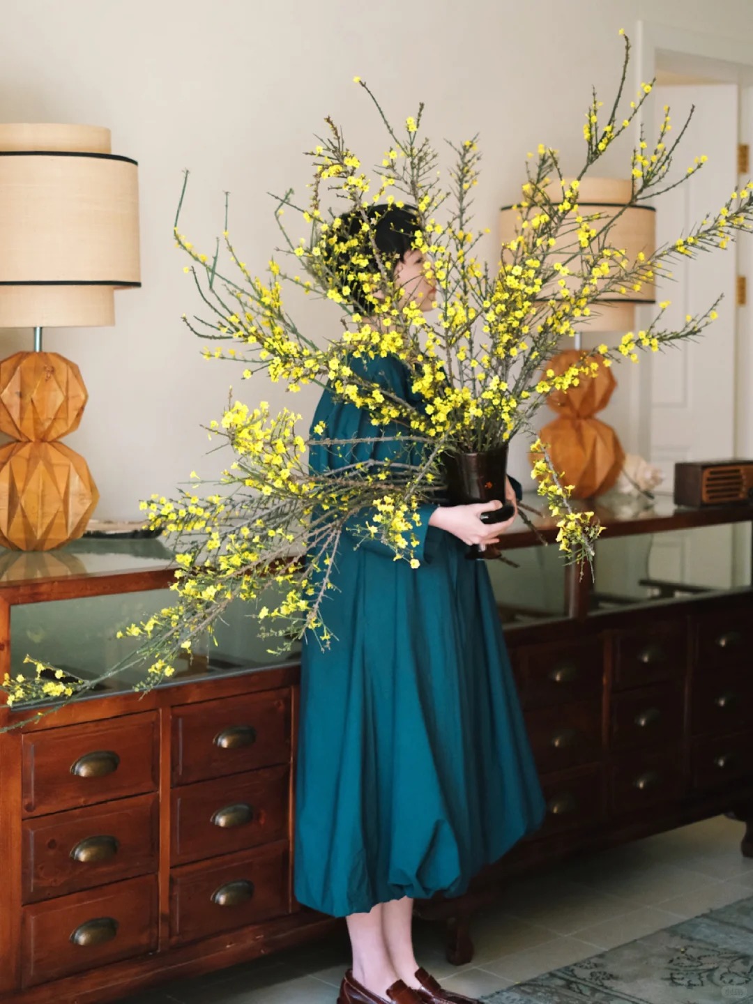 Mùa xuân nằm trọn trong một bình Nghênh Xuân: Sắc vàng rực rỡ, cành rủ mềm mại như suối tóc, chưng Tết vừa sang vừa hút lộc- Ảnh 4.