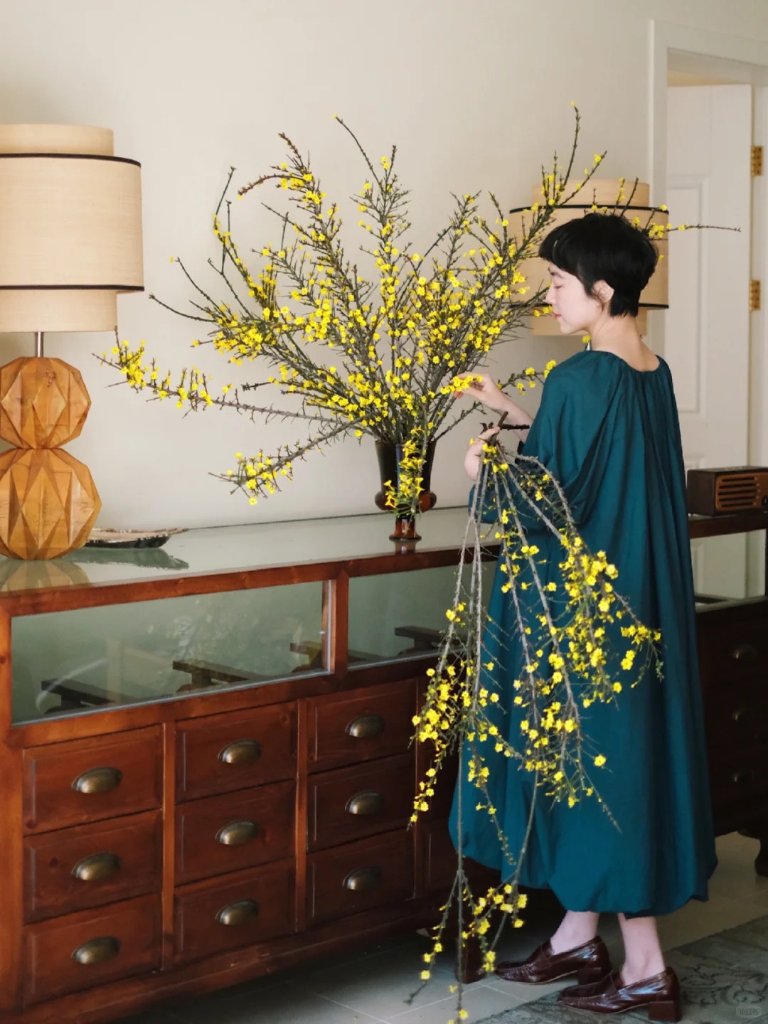 Mùa xuân nằm trọn trong một bình Nghênh Xuân: Sắc vàng rực rỡ, cành rủ mềm mại như suối tóc, chưng Tết vừa sang vừa hút lộc- Ảnh 3.