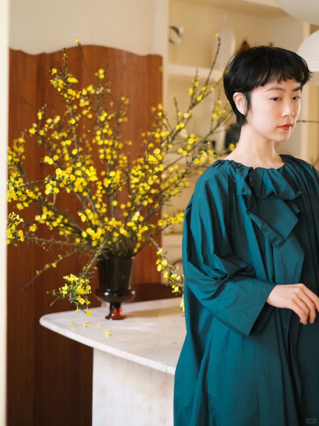 Mùa xuân nằm trọn trong một bình Nghênh Xuân: Sắc vàng rực rỡ, cành rủ mềm mại như suối tóc, chưng Tết vừa sang vừa hút lộc- Ảnh 5.