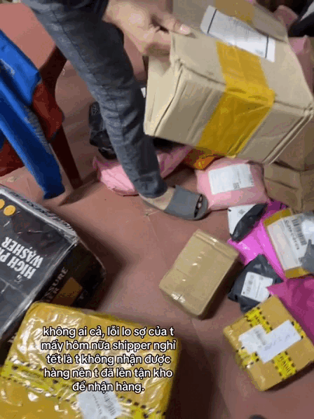 Chờ mòn cổ không thấy shipper, dân tình kéo nhau ra tận kho hàng "giải cứu" đồ Tết- Ảnh 2.