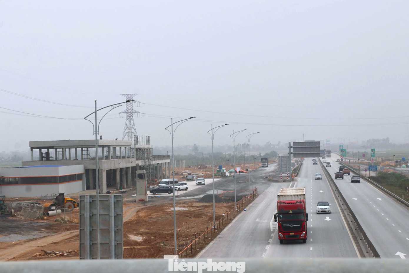 Trạm dừng nghỉ cao tốc Bắc - Nam qua Nghệ An chưa xong, tài xế xoay xở thế nào?- Ảnh 1.