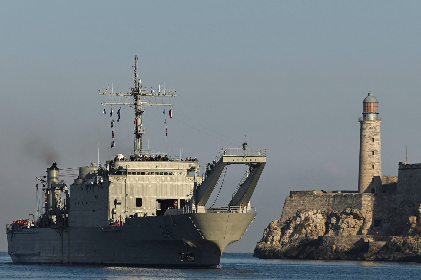 Tàu Mexico chở hàng viện trợ cập cảng Cuba- Ảnh 1.