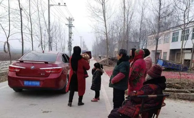 Về quê ăn Tết, vợ luôn chọn đi xe cũ, không mang quà cáp: Suýt cãi vã cho đến khi chồng phát hiện sự thật - Ảnh 1.