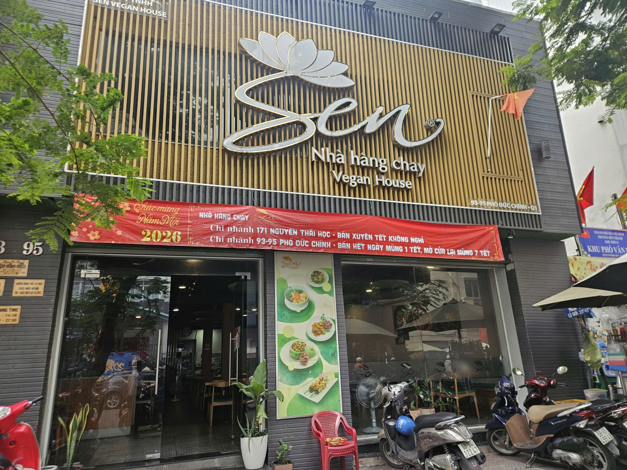 Hàng quán TPHCM bán xuyên Tết 2026: Nơi phụ thu 30 % , nơi không tăng giá - Ảnh 1.