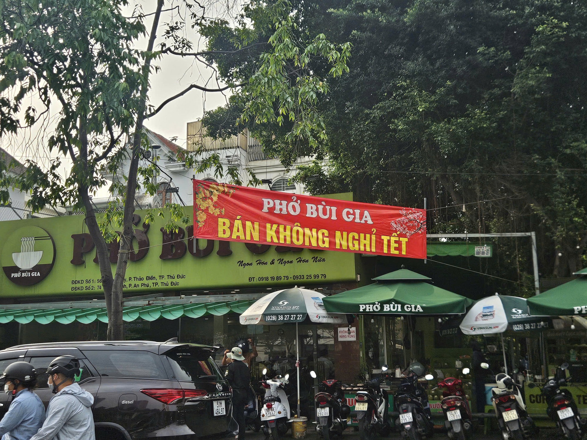 Hàng quán TPHCM bán xuyên Tết 2026: Nơi phụ thu 30 % , nơi không tăng giá - Ảnh 2.