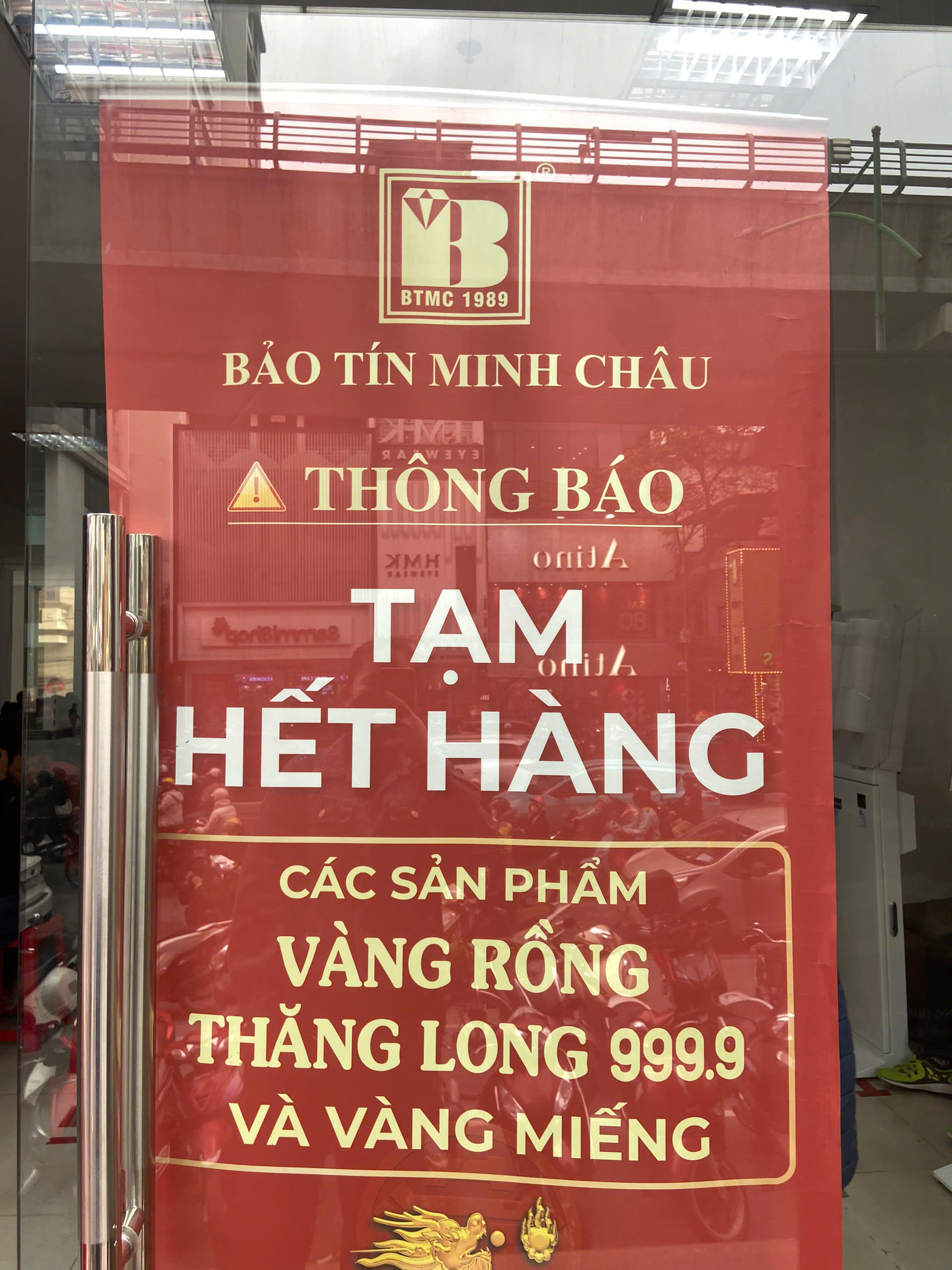Tiệm vàng hôm nay: Dân văn phòng xin nghỉ Tết sớm đi mua vàng, xếp hàng từ sáng, đông như siêu thị- Ảnh 4.