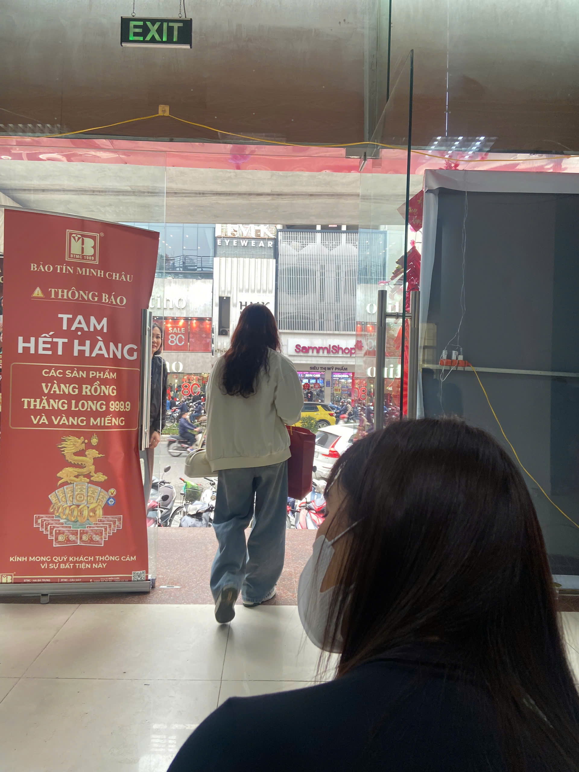 Tiệm vàng hôm nay: Dân văn phòng xin nghỉ Tết sớm đi mua vàng, xếp hàng từ sáng, đông như siêu thị- Ảnh 5.