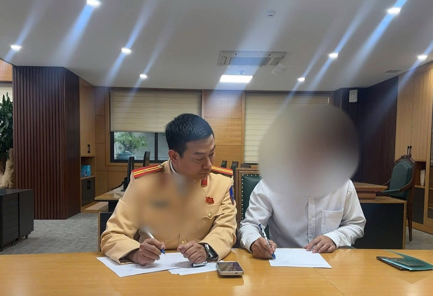 Xử phạt tài xế xe biển xanh chở cành đào che lấp biển số- Ảnh 2.