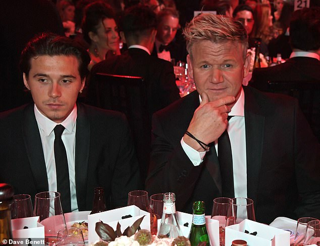 David và Victoria "vỡ vụn trái tim" vì con trai cả, bạn thân của Beckham nói thẳng mặt Brooklyn là mù quáng - Ảnh 1.