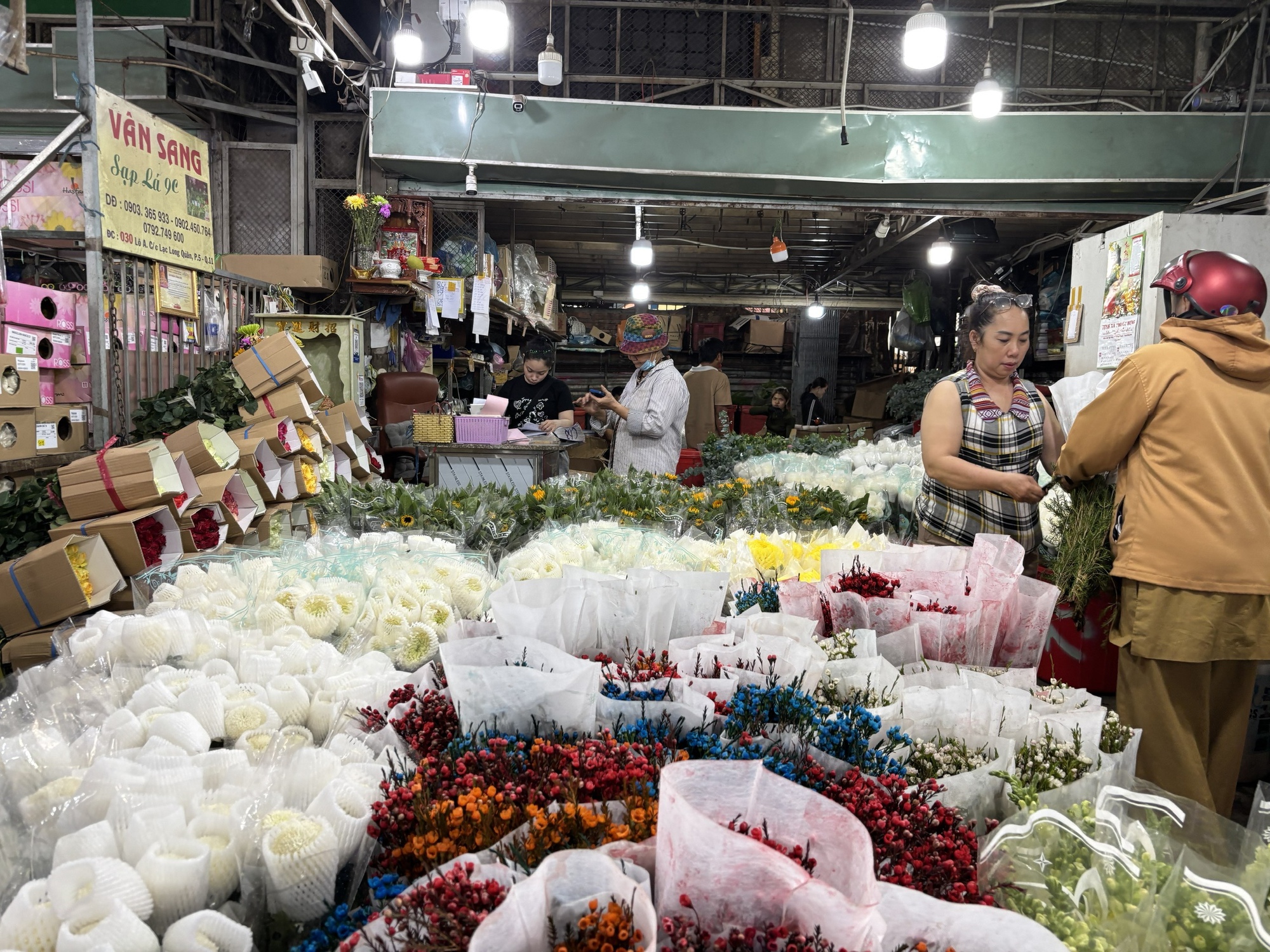 Thị trường hoa Tết 2026: Giá cả và xu hướng mua sắm tại chợ đầu mối - Ảnh 6.