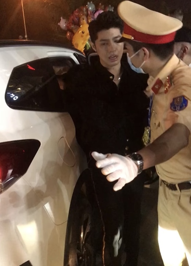 Xôn xao video "Noo Phước Thịnh bị áp giải" - chuyện gì đã xảy ra?- Ảnh 1. Xôn xao video "Noo Phước Thịnh bị áp giải" - chuyện gì đã xảy ra?- Ảnh 1.