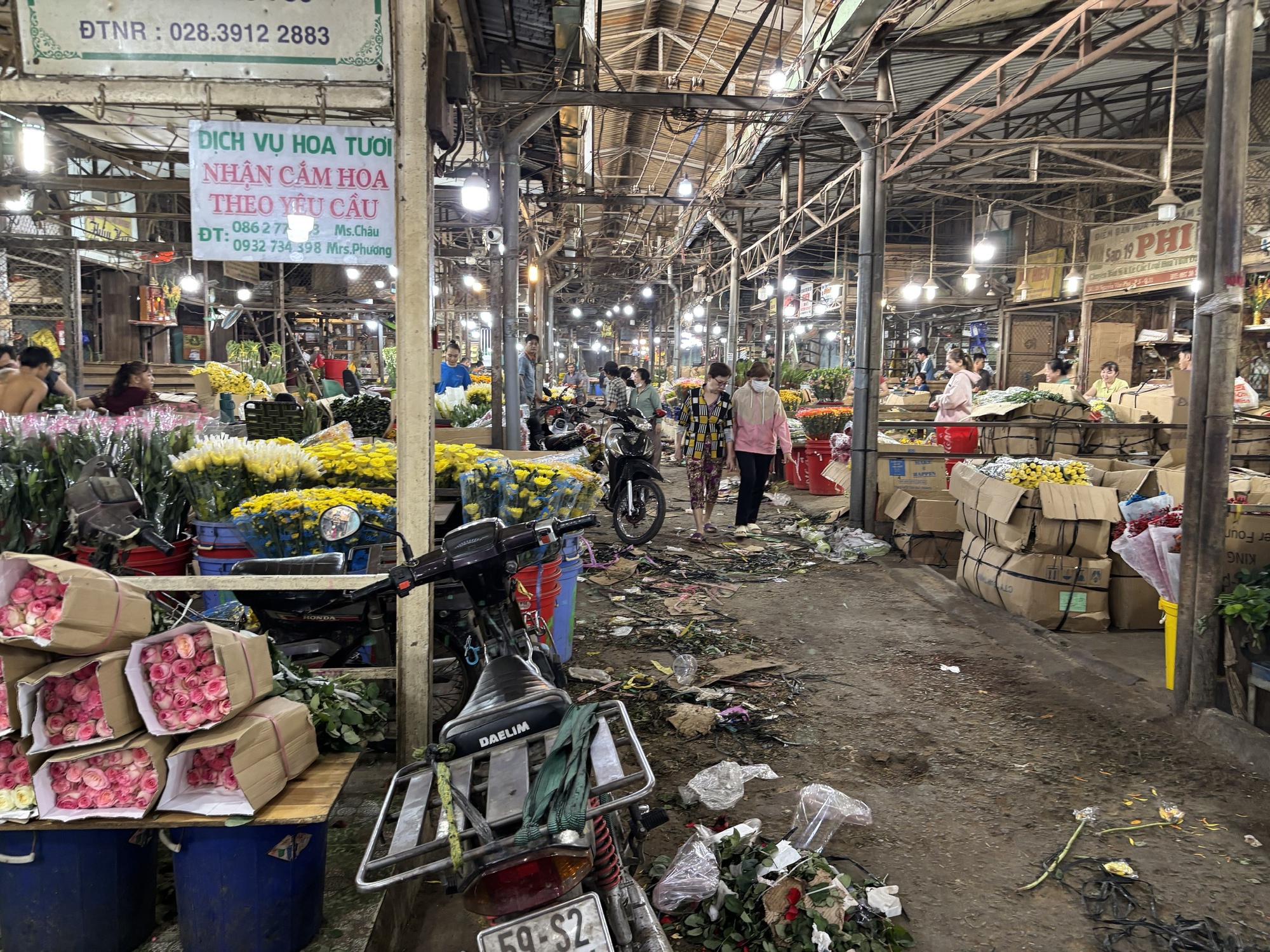 Thị trường hoa Tết 2026: Giá cả và xu hướng mua sắm tại chợ đầu mối - Ảnh 8.