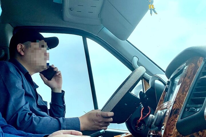 Nghe điện thoại khi ô tô đang chờ đèn đỏ có bị phạt?- Ảnh 1.