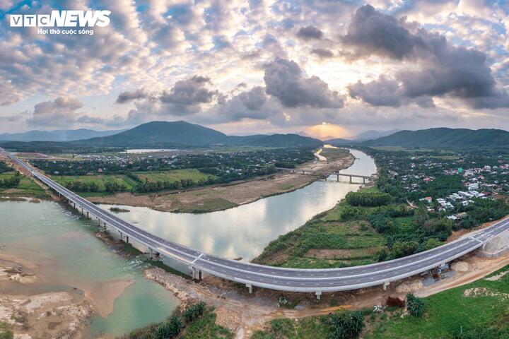 Cận cảnh cao tốc hơn 20.000 tỷ bất ngờ tạm dừng thông xe trong dịp Tết- Ảnh 2.