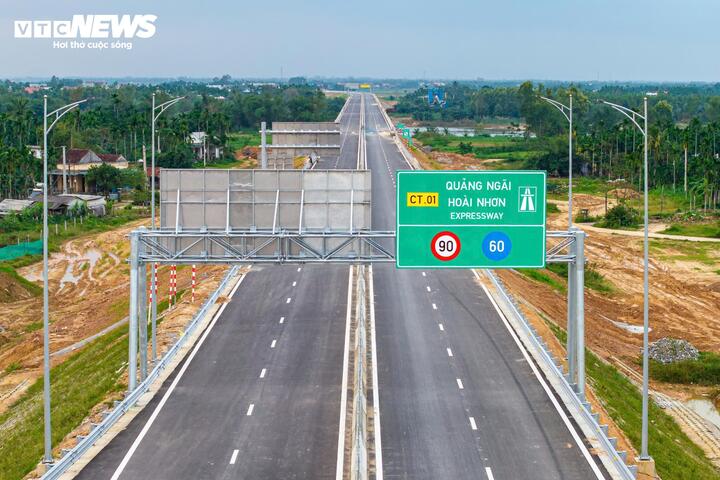 Cận cảnh cao tốc hơn 20.000 tỷ bất ngờ tạm dừng thông xe trong dịp Tết- Ảnh 1.