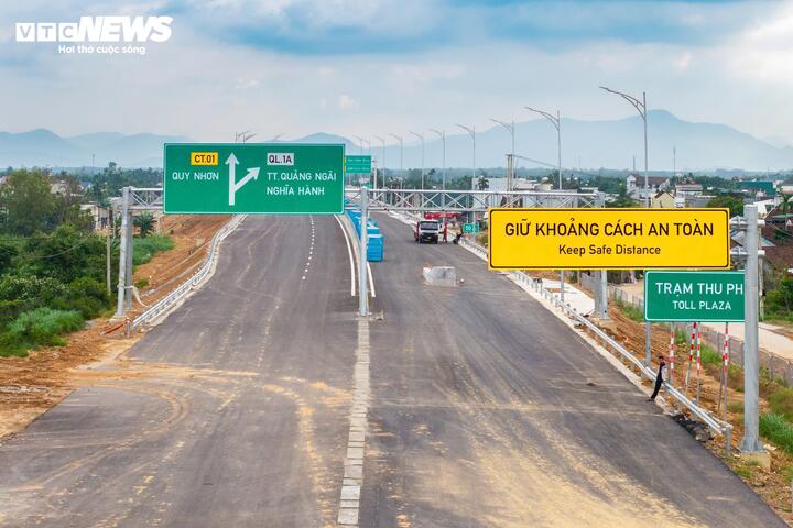 Cận cảnh cao tốc hơn 20.000 tỷ bất ngờ tạm dừng thông xe trong dịp Tết- Ảnh 3.