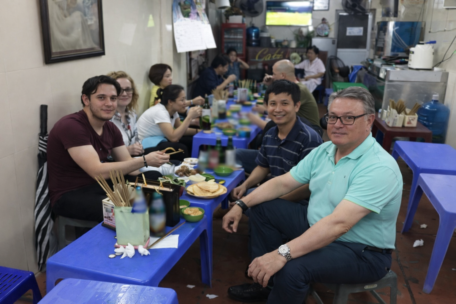 Chỉ nói thiếu một chữ tiếng Việt, anh Tây khiến cả bàn tiệc cười ra nước mắt- Ảnh 1.