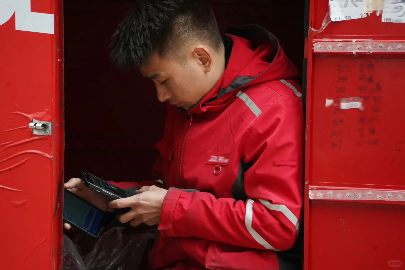 Shipper mời cả dãy trọ đi ăn tiệc buffet 1,3 triệu /người rồi xin nghỉ việc luôn: Chuyện xảy ra trước Tết gây xôn xao - Ảnh 2.