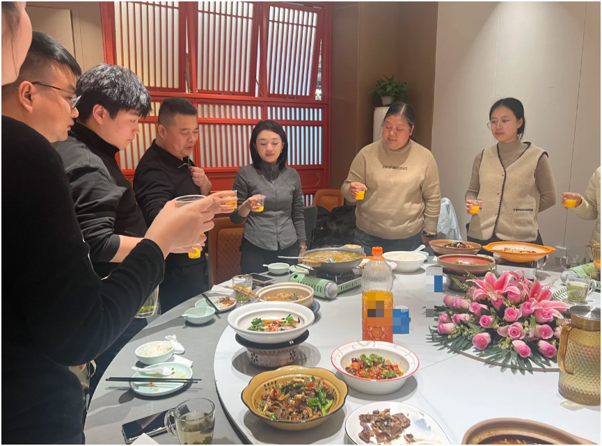 Shipper mời cả dãy trọ đi ăn tiệc buffet 1,3 triệu /người rồi xin nghỉ việc luôn: Chuyện xảy ra trước Tết gây xôn xao - Ảnh 1.