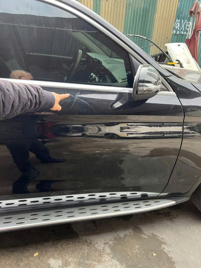 Thông tin mới vụ xe Mercedes bị cào xước, bẻ gương, đập kính khi đỗ trước một trung tâm tiếng Anh - Ảnh 1.