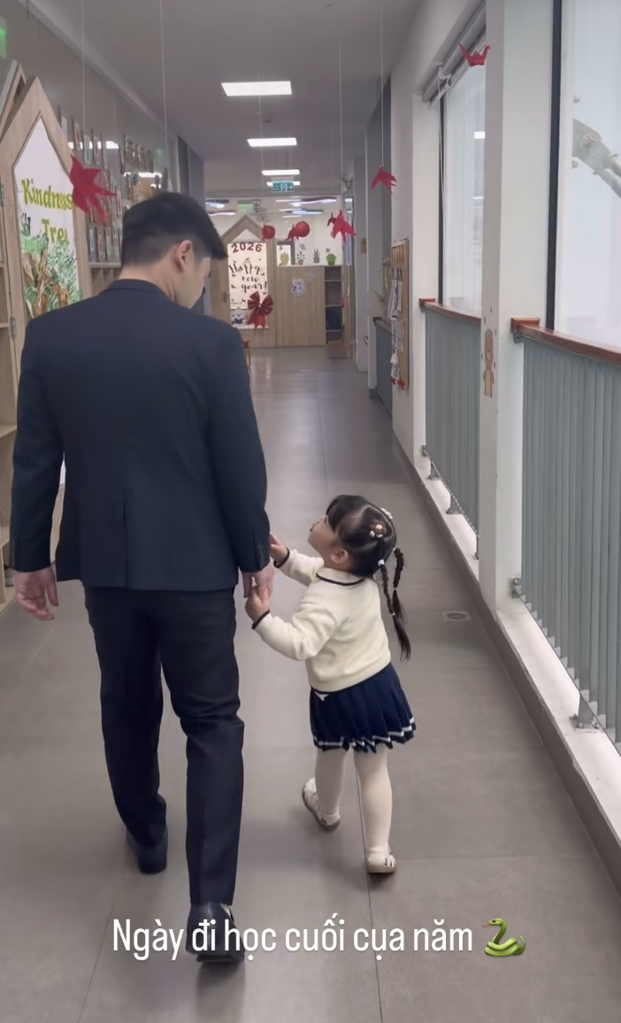 Dâu hào môn Đỗ Mỹ Linh miệt mài làm việc giáp Tết, ái nữ Chủ tịch Hà Nội FC làm "thư kí" cực yêu- Ảnh 2. Dâu hào môn Đỗ Mỹ Linh miệt mài làm việc giáp Tết, ái nữ Chủ tịch Hà Nội FC làm "thư kí" cực yêu- Ảnh 2.