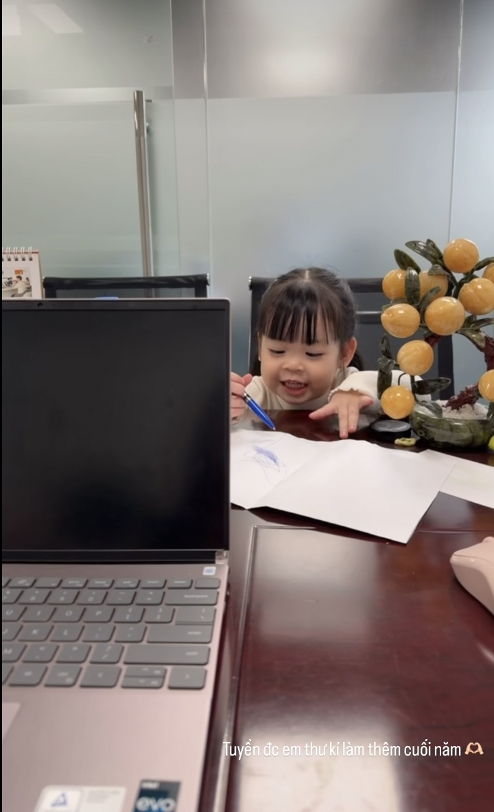 Dâu hào môn Đỗ Mỹ Linh miệt mài làm việc giáp Tết, ái nữ Chủ tịch Hà Nội FC làm "thư kí" cực yêu- Ảnh 1. Dâu hào môn Đỗ Mỹ Linh miệt mài làm việc giáp Tết, ái nữ Chủ tịch Hà Nội FC làm "thư kí" cực yêu- Ảnh 1.