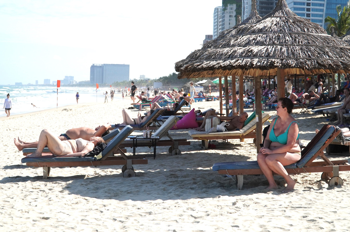 Khách Tây đổ ra biển Đà Nẵng đông không tưởng- Ảnh 8.