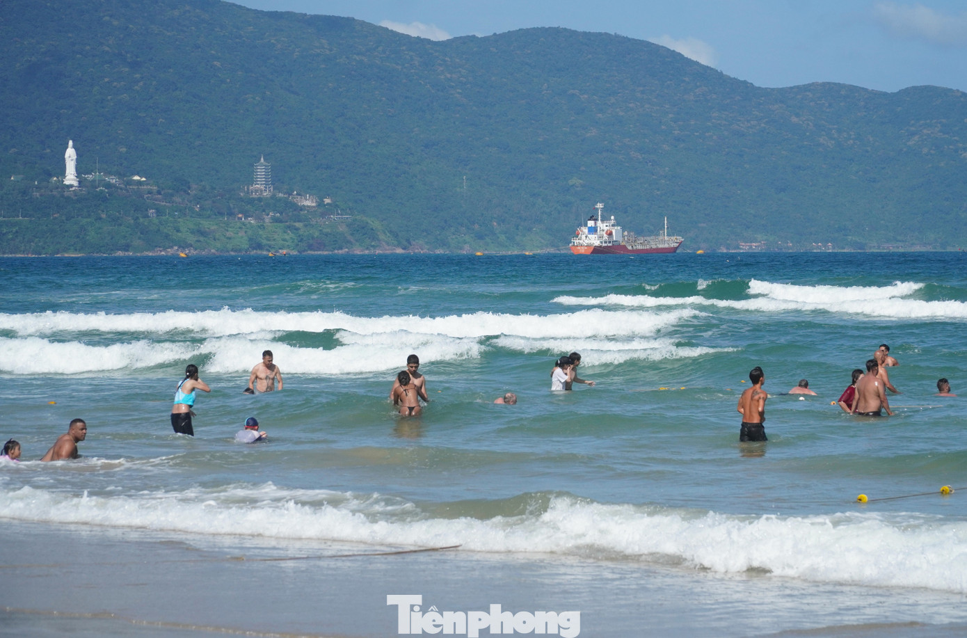 Khách Tây đổ ra biển Đà Nẵng đông không tưởng- Ảnh 15.