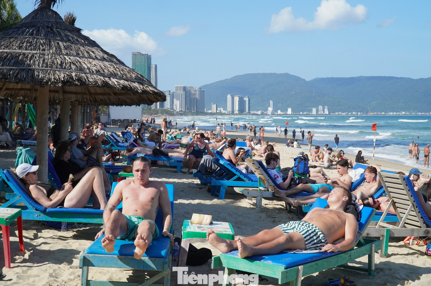 Khách Tây đổ ra biển Đà Nẵng đông không tưởng- Ảnh 1.