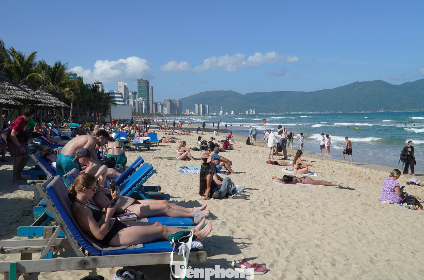 Khách Tây đổ ra biển Đà Nẵng đông không tưởng- Ảnh 11.