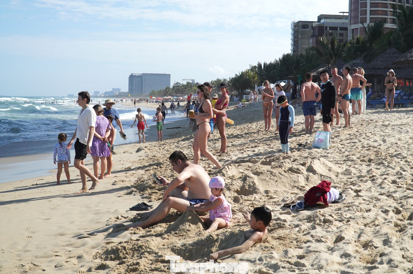 Khách Tây đổ ra biển Đà Nẵng đông không tưởng- Ảnh 23.