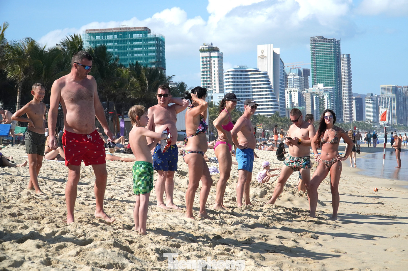 Khách Tây đổ ra biển Đà Nẵng đông không tưởng- Ảnh 18.