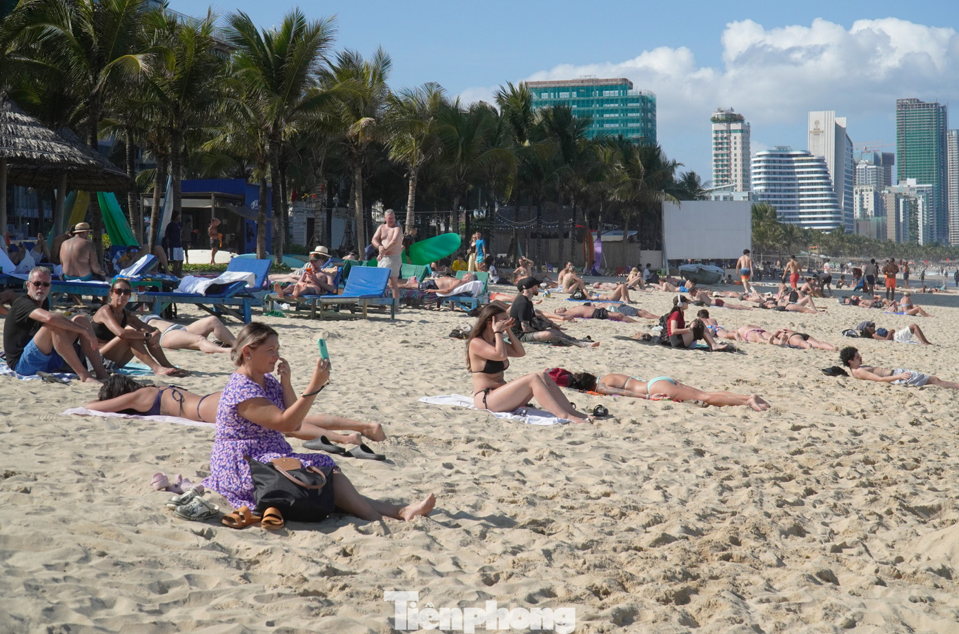 Khách Tây đổ ra biển Đà Nẵng đông không tưởng- Ảnh 20.