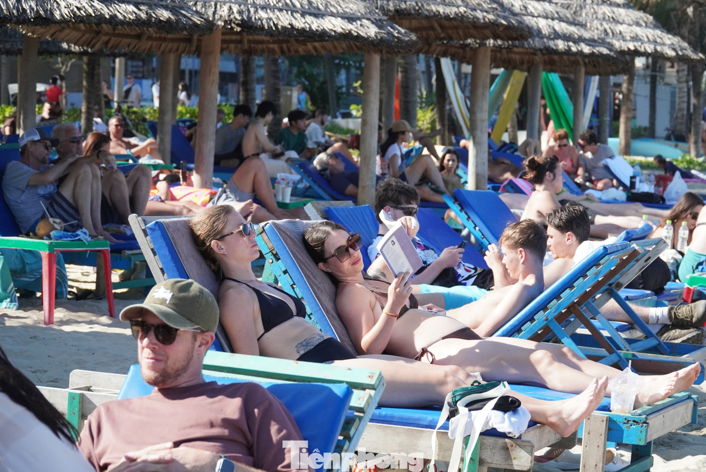 Khách Tây đổ ra biển Đà Nẵng đông không tưởng- Ảnh 16.