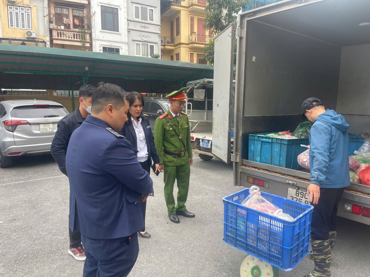 Phát hiện xe tải màu xám lạ, công an Việt Nam lập tức theo dõi giám sát  - Ảnh 3.