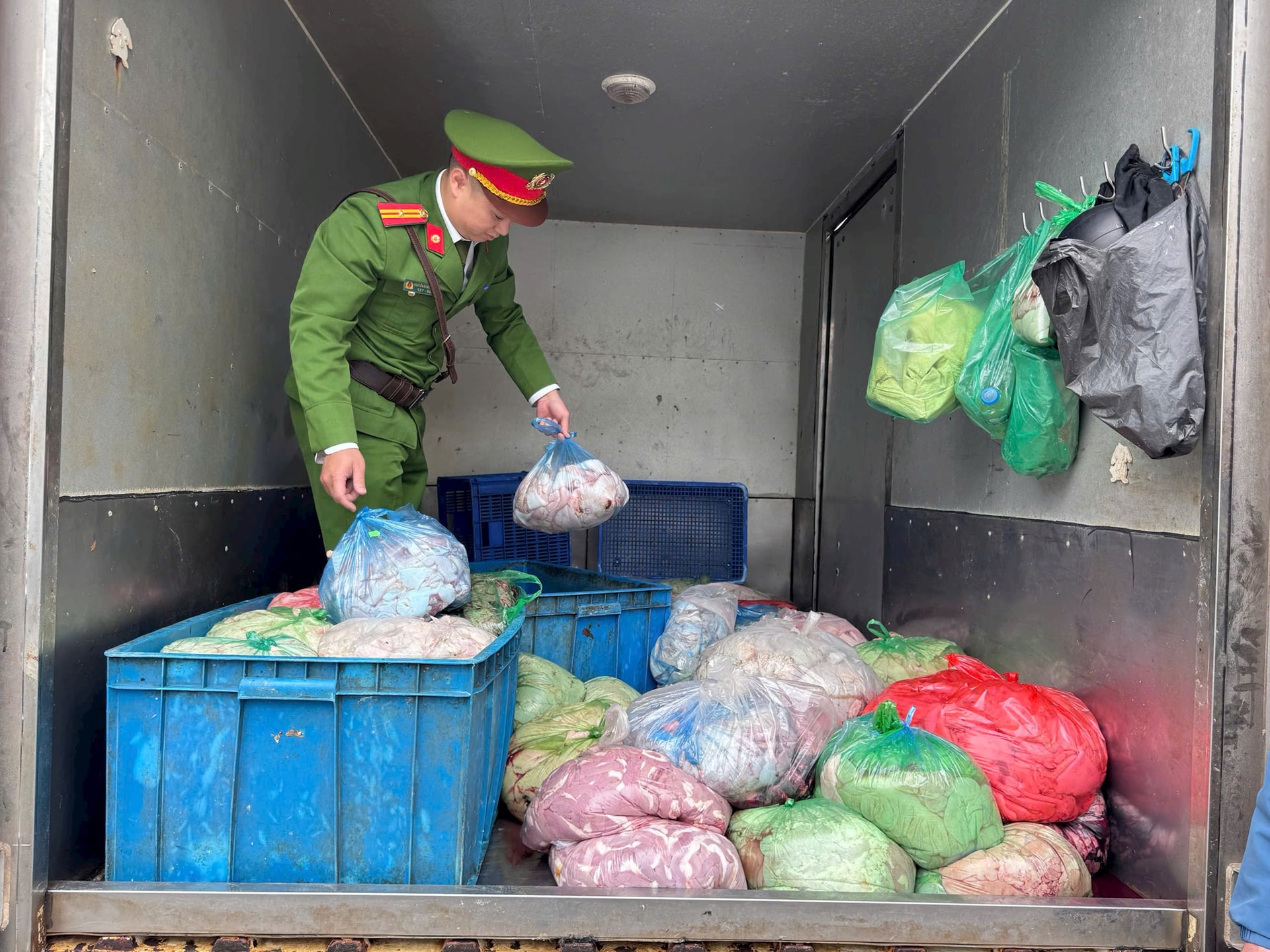 Phát hiện xe tải màu xám lạ, công an Việt Nam lập tức theo dõi giám sát  - Ảnh 2.