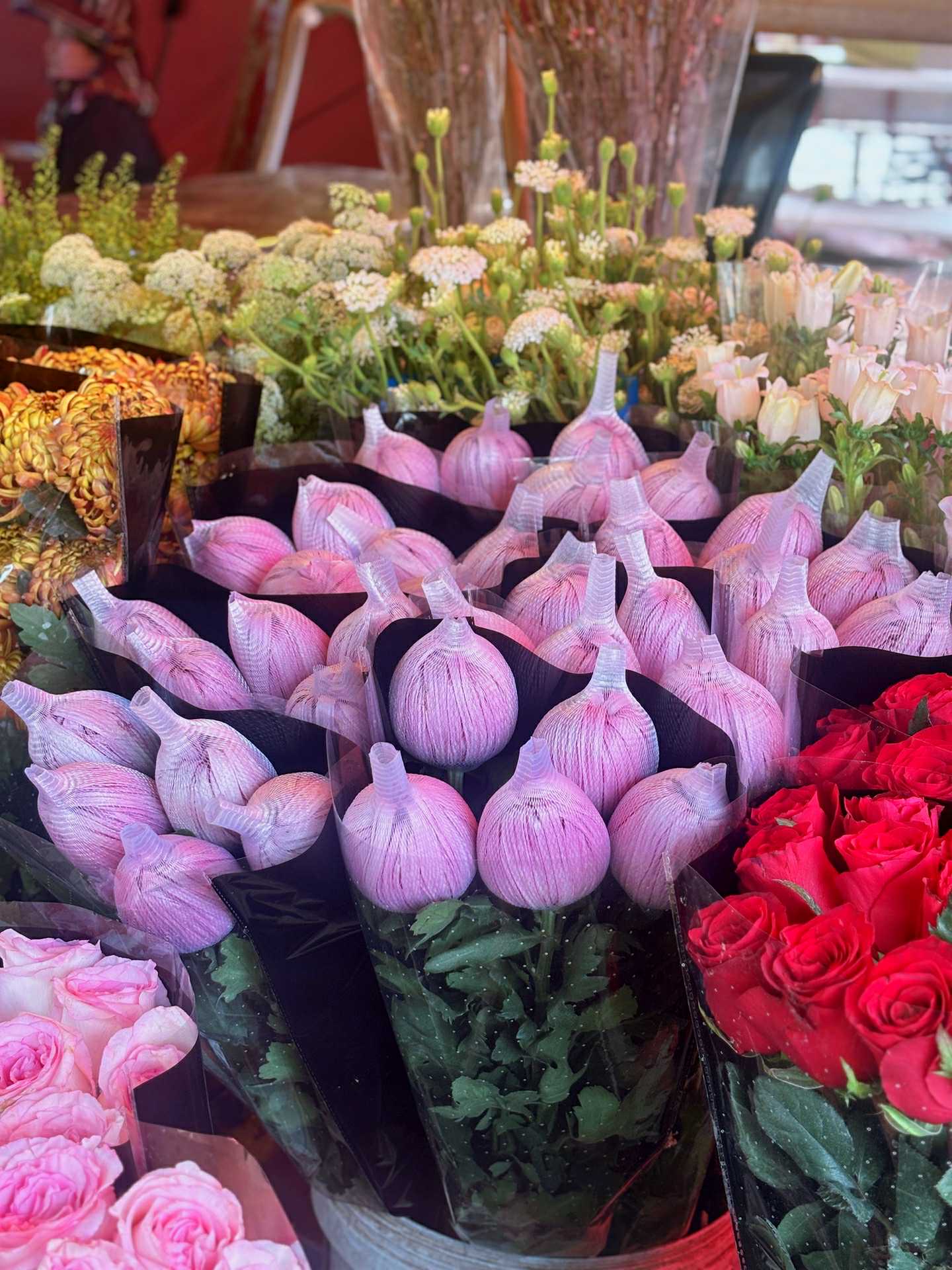 Cập nhật giá cả hoa ngày 28 Tết: Tuyết mai rẻ bất ngờ, cúc đẹp “đỉnh cao”, mộc lan trở thành hot trend - Ảnh 2.