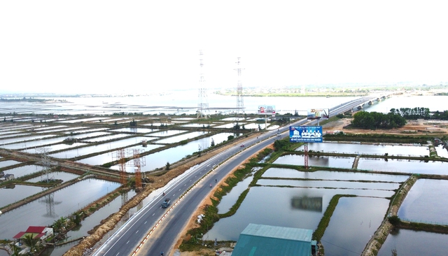 Hình ảnh khác lạ ở cầu Gianh cận Tết Bính Ngọ- Ảnh 1.